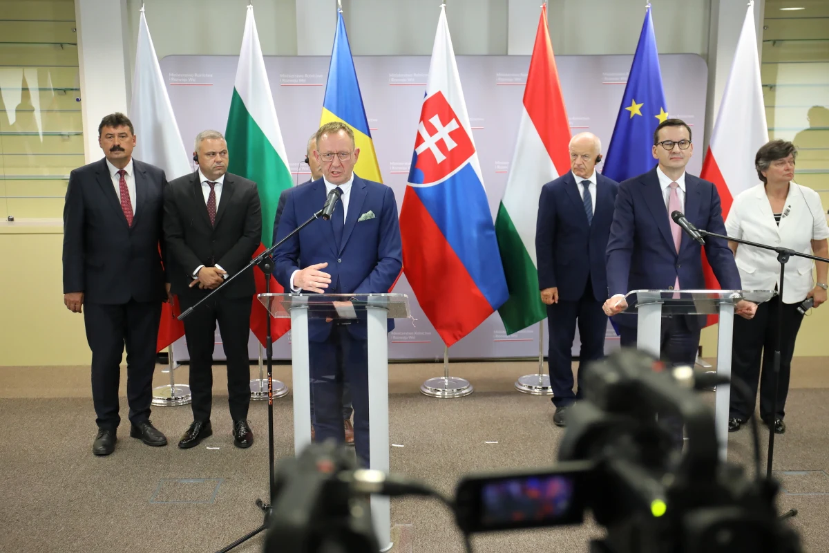 Podpisaliśmy wspólne stanowisko pięciu krajów - Polski, Bułgarii, Węgier, Słowacji i Rumunii - tzw. przyfrontowych ws. przedłużenia do końca roku zakazu wwozu do naszych państw 4 zbóż z Ukrainy - wskazał minister rolnictwa Robert Telus. Polska nie otworzy 15 września granicy z Ukrainą na produkty zbożowe - poinformował premier Mateusz Morawiecki. 