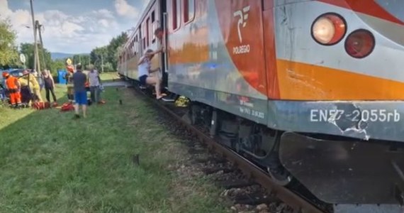 Jedna osoba została ranna w środę po południu na przejeździe kolejowym w Andrychowie. Samochód osobowy zderzył się tam z pociągiem. 