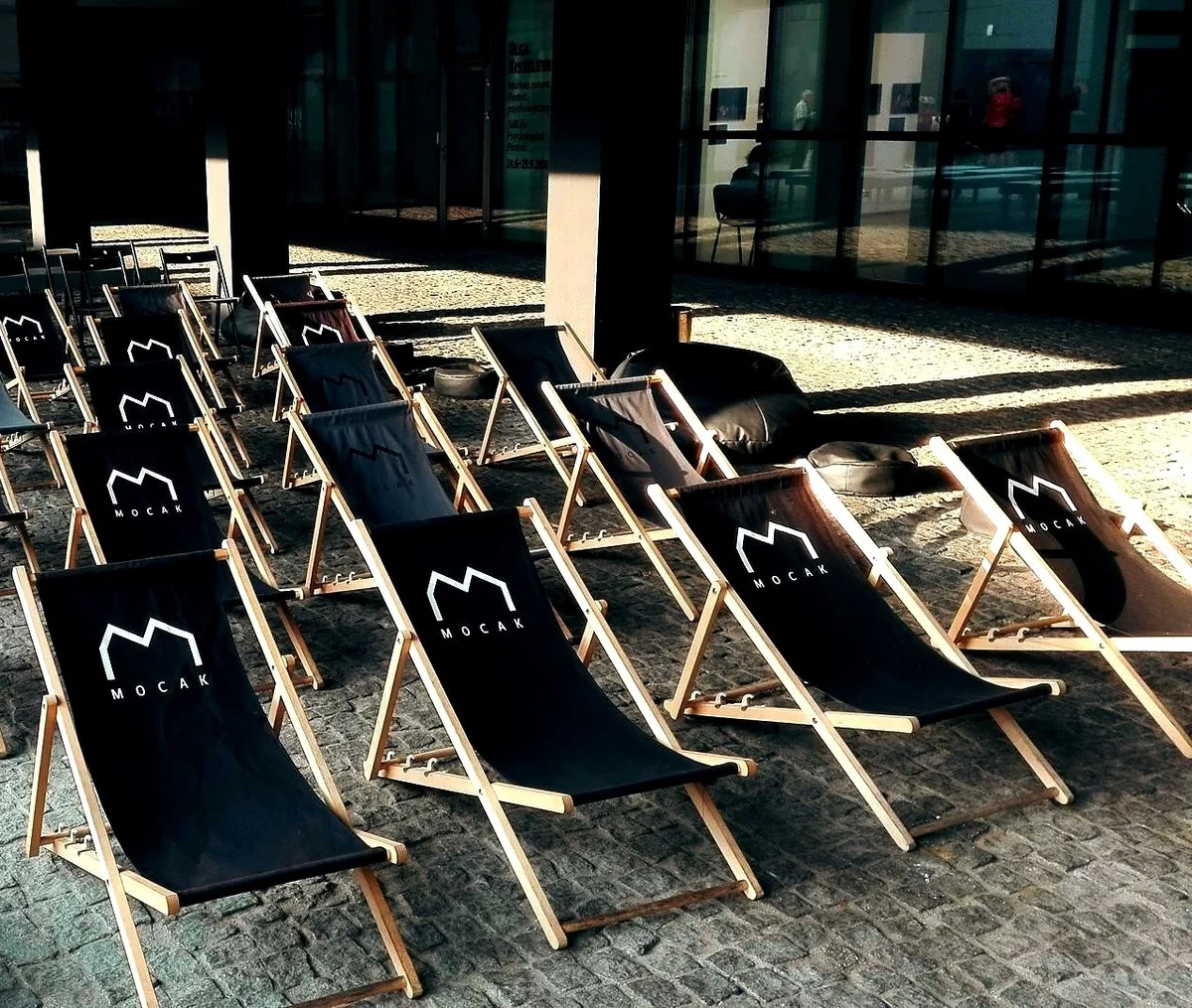 Muzeum Sztuki Współczesnej w Krakowie organizuje serię seansów plenerowych. Płacimy 10 złotych za bilet, rozsiadamy się w leżaku i zaczynamy seans. W tym roku MOCAK postanowił zaprezentować publiczności dzieła filmowe dotyczące Ukrainy.