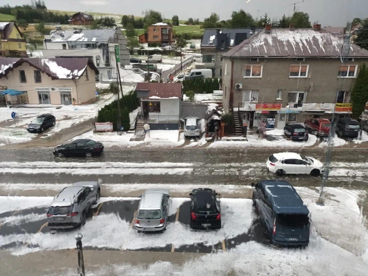W ciągu kilkunastu minut sceneria w Korzennej w powiecie nowosądeckim zamieniła się z letniej w zimową. To wynik potężnego gradobicia, które przeszło nad regionem. Strażacy mieli pełne ręce pracy, a rolnicy już liczą straty w uprawach.