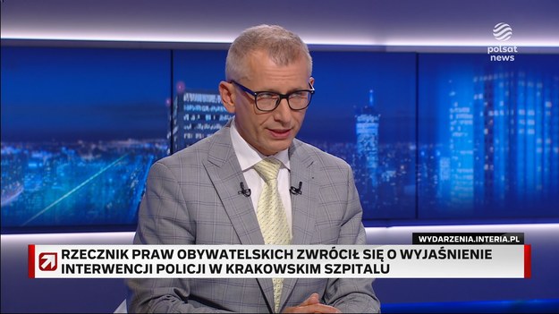 We wtorek "Fakty TVN" opublikowały materiał dotyczący sprawy pani Joanny. Kobieta opowiedziała, że zdecydowała się zażyć tabletki poronne, ponieważ ciąża miała zagrażać jej zdrowiu. Kiedy poczuła się źle, o wszystkim miała poinformować swoją lekarkę. Kobieta została zabrana do szpitala. Z jej opowieści wynika, że na miejscu czekali na nią policjanci.- 27 kwietnia dostaliśmy zgłoszenie od lekarza psychiatrii, zadzwonił na numer 112 i poinformował nas, że jego pacjentka dokonała aborcji i chce popełnić samobójstwo. Przekazał nam adres kobiety, pod który wysłana została karetka pogotowia i patrol policji - powiedział mł. insp. Sebastian Gleń, rzecznik małopolskiej policji w rozmowie z Interią.Zdaniem Krzysztofa Kwiatkowskiego w przypadku pani Joanny z Krakowa doszło do "złamania prawa". - Sytuacja, w której kobiecie patrol policji każe się rozebrać, robić przysiady, kaszleć, to jest opis sytuacji na pewno z nie z krajów demokratycznych - mówił.Dodał, że "to jest sytuacja skandaliczna". - Jutro wysyłam do komendanta głównego policji pismo z prośbą o informację, czy jest już i na jakim etapie postępowanie dyscyplinarne wobec policjantów - mówił.Informacje o zgłoszeniu sytuacji przez lekarza psychiatrę nazwał "kłamstwem". - Natychmiast powinno zostać ujawnione to zgłoszenie z telefonu 112. Jeżeli policja się na nie powołuje, to chcemy się zapoznać jako opinia publiczna z tym nagraniem - stwierdził i dodał: "jeżeli za chwilę się dowiemy, że to zgłoszenie się nie nagrało, to będzie to jawny skandal i potwierdzenie tezy, że policja kłamie".