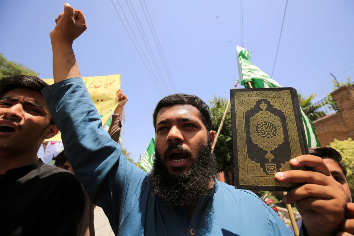 Protesty przed ambasadą Szwecji w Bagdadzie. Doszło do szturmu placówki i jej podpalenia. Powodem była zapowiadana akcja spalenia Koranu przed ambasadą Iraku w Szwecji - podał Reuters.