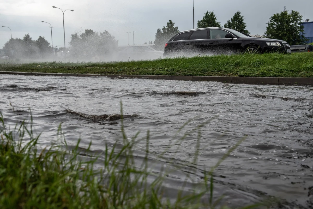 Instytut Meteorologii i Gospodarki Wodnej wydał ostrzeżenia pierwszego stopnia przed burzami z gradem dla 12 województw, m.in. mazowieckiego, warmińsko-mazurskiego, podlaskiego, lubelskiego i małopolskiego. Miejscami burzom mogą towarzyszyć porywy wiatru do 80 km/h.

