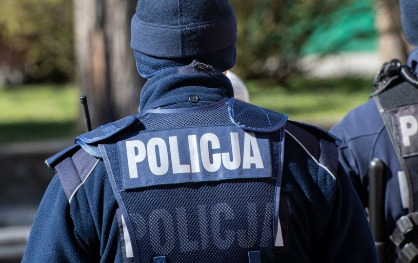 Jak podaje zespół prasowy policji w Ostródzie, w okolicach miejscowości Miłakowo w powiecie ostródzkim znaleziono obiekt wojskowy - funkcjonariusze zabezpieczają miejsce zdarzenia.