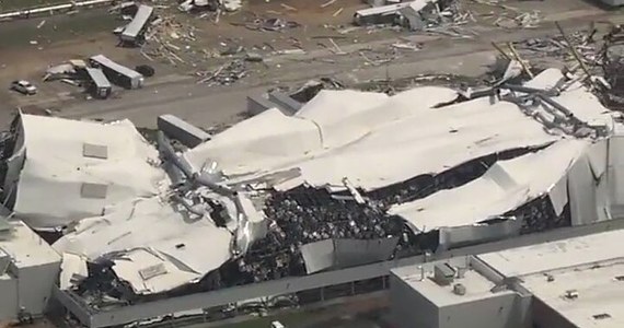 Silne tornado przeszło w środę przez amerykański stan Karolina Północna. Poważnie uszkodzonych zostało kilka budynków, w tym fabryka firmy Pfizer, będąca jednym z największych na świecie zakładów produkujących sterylne preparaty do wstrzykiwania.