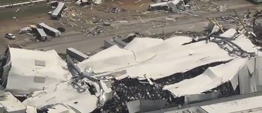 Silne tornado przeszło w środę przez amerykański stan Karolina Północna. Poważnie uszkodzonych zostało kilka budynków, w tym fabryka firmy Pfizer, będąca jednym z największych na świecie zakładów produkujących sterylne preparaty do wstrzykiwania.