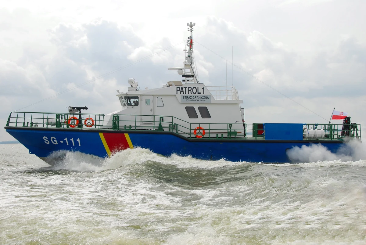 ​Funkcjonariusze z Kaszubskiego Dywizjonu Straży Granicznej pomogli na Zatoce Puckiej kitesurferowi, który nie mógł o własnych siłach wrócić na ląd. Mężczyznę podjęła z wody załoga patrolowca SG-111.