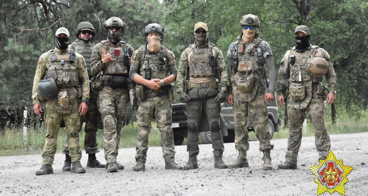 W odległości ok. dwóch kilometrów od polskiej granicy trwają ćwiczenia najemników Grupy Wagnera z białoruskimi żołnierzami. Resort obrony w Mińsku poinformował, że prywatna firma wojskowa szkoli białoruskie wojsko na poligonie brzeskim. Opublikowano już pierwsze zdjęcia z ćwiczeń.