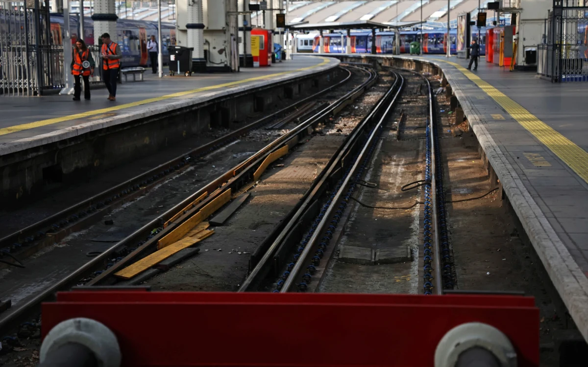 W Wielkiej Brytanii strajkują lekarze i pracownicy kolei. To kolejna odsłona protestów, które od ośmiu miesięcy utrudniają życie Brytyjczykom. 