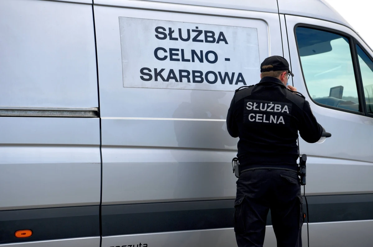 ​Rentgen do prześwietlenia przesyłek pocztowych w 3D trafi na początku przyszłego roku do lubelskich celników. Sprzęt za 3,5 mln zł będzie pierwszym tego typu w jednostkach Krajowej Administracji Skarbowej - poinformował rzecznik IAS w Lublinie Michał Deruś.