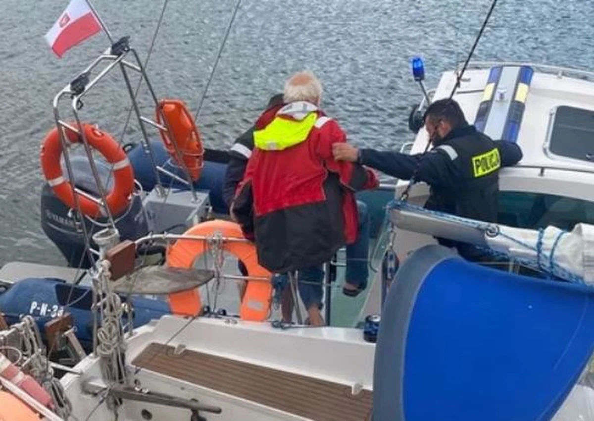 Przez trzy godziny policjanci z patrolu wodnego w Krynicy Morskiej asekurowali na Zatoce Gdańskiej jacht, którego sternik chciał płynąć do Kopenhagi, a znalazł się zaledwie 7 km od granicy z Rosją. Mężczyzna był pijany, miał prawie 2 promile alkoholu w organizmie
