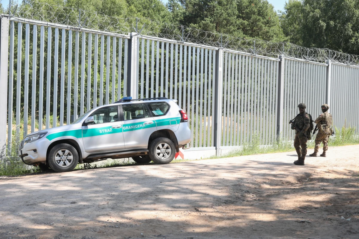 We wtorek 187, w środę 137 osób próbowało przedostać się przez polsko-białoruską granicę, a od pewnego czasu codzienne liczby utrzymują się w okolicach 100. Ten kanał migracyjny jest otwarty i nie umiemy sobie poradzić z tym, żeby go zamknąć. Straż graniczna próbuje zrobić wszystko, co możliwe, ale kanał jest źle zaprojektowany, źle zarządzany i tak naprawdę brak pomysłu na to, w jaki sposób można go zamknąć. Będziemy się z nim borykać coraz dłużej - mówił na antenie Radia RMF24 profesor Maciej Duszczyk z Ośrodka Badań nad Migracjami Uniwersytetu Warszawskiego.