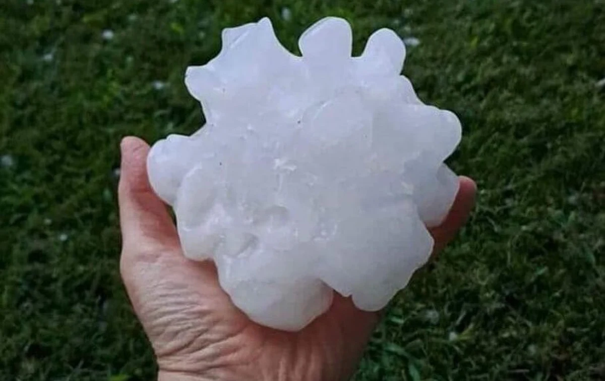 Upały na południu Europy przekładają się na gwałtowne i niszczycielskie burze. W ostatnich dniach szczególnie mocno dotknięta została północna i zachodnia część Bałkanów, ale i północne Włochy - to tam spadł wczoraj grad, którego średnica przekraczała... 12 centymetrów!