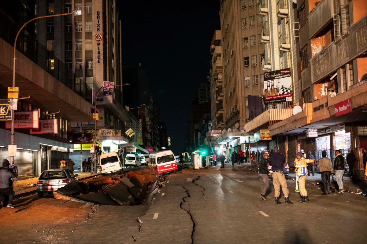 41 osób zostało rannych w wyniku podziemnej eksplozji w centrum Johannesburga w RPA. Najprawdopodobniej wybuchł gaz. Siła była tak potężna, że w powietrze wyleciały samochody znajdujące się w tym miejscu.