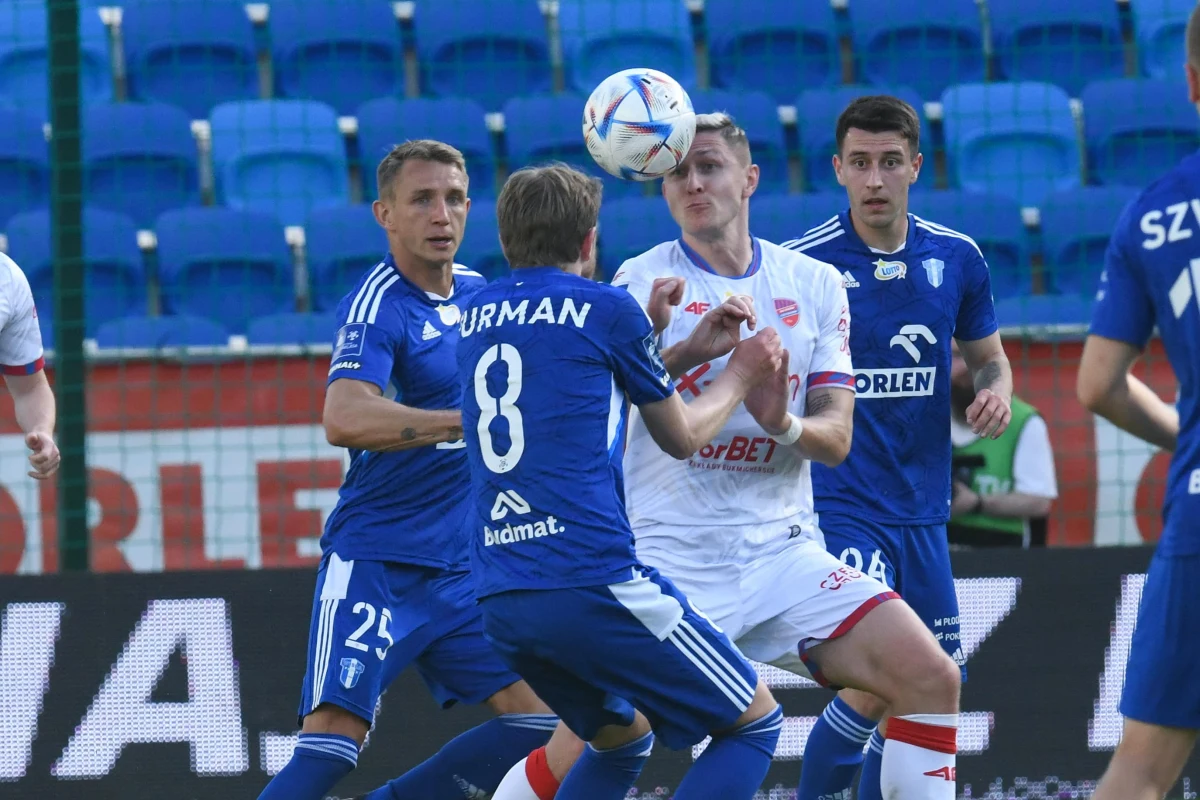 Orlen kontynuuje strategiczną współpracę z piłkarską Wisłą Płock. Koncern utrzyma finansowanie klubu występującego w 1. lidze na niezmienionym poziomie i będzie sponsorem "Nafciarzy" przynajmniej do 30 czerwca 2024 roku. Istotnym elementem wsparcia płockiej piłki będzie prawie dwukrotnie większe zaangażowanie w rozwój dzieci i młodzieży.