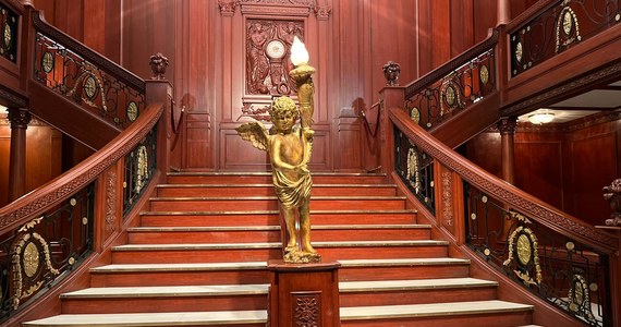 Sensacja w Paryżu! Na specjalnej wystawie odtworzono tam częściowo wnętrze Titanica. Zobaczyć można m.in. monumentalne schody prowadzące do sali balowej tego statku, który zatonął w 1912 roku. Zwiedzać można również kabiny pasażerów.
