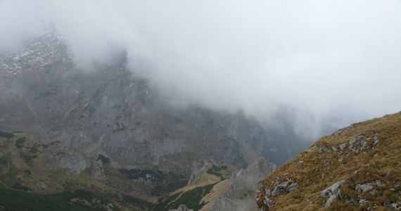 Tatrzańscy ratownicy ostrzegają przed gwałtowną pogodą w górach. Turyści powinni dokładnie zaplanować swoje marszruty i systematycznie sprawdzać prognozy. Gdy aura nagle się zmienia, w Tatrach niełatwo znaleźć bezpieczne schronienie.