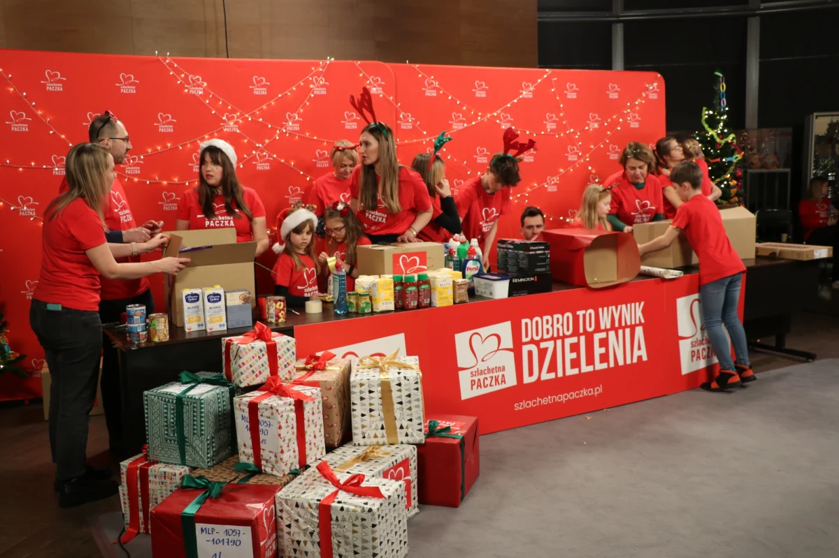 Ruszyła rekrutacja do tegorocznej edycji akcji Szlachetna Paczka. Potrzeba 9,5 tys. osób, które dotrą do najbardziej potrzebujących rodzin i osób samotnych w całym kraju. "Wolontariusze rozmawiają i poznają ich potrzeby, a tych z powodu inflacji nie brakuje" - mówiła Joanna Sadzik, prezes Stowarzyszenia Wiosna, organizującego akcję Szlachetna Paczka.

