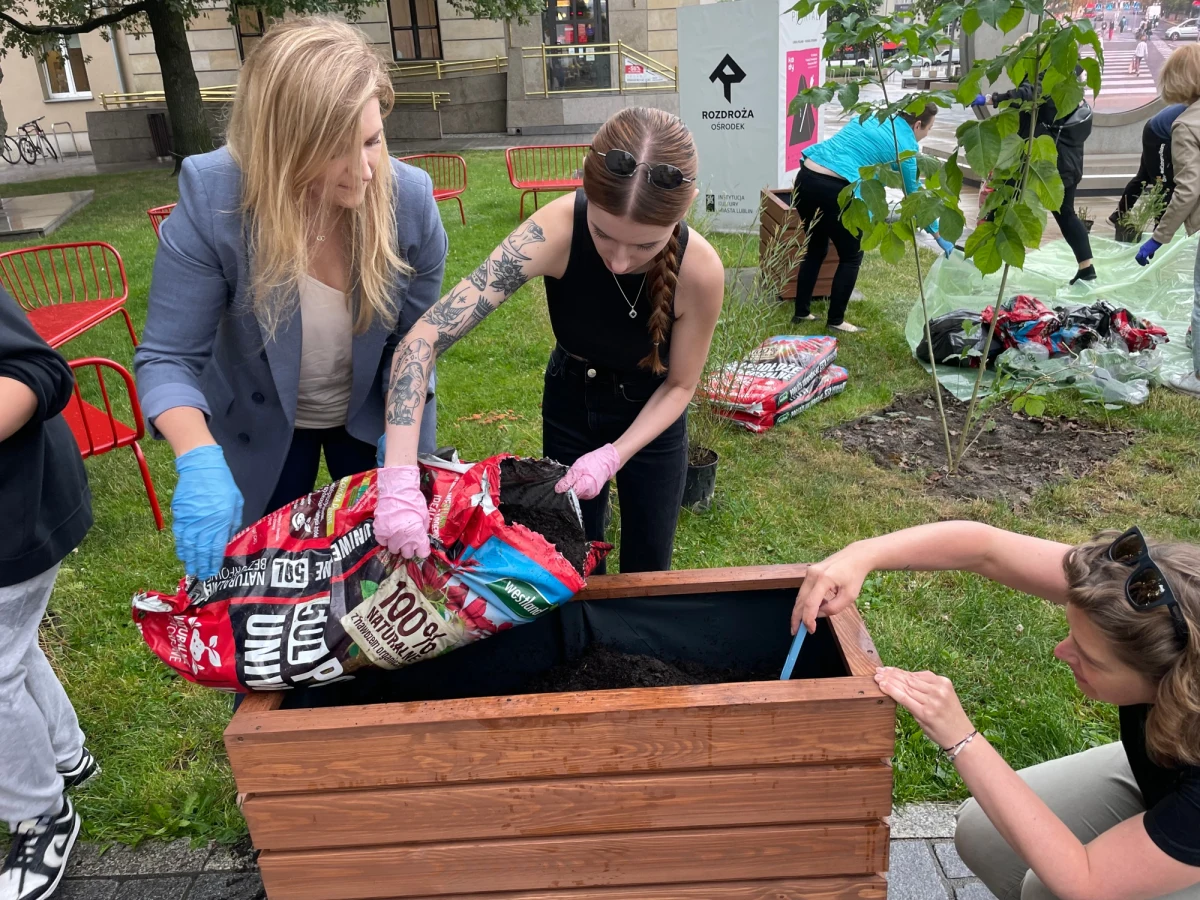 ​Na obrzeżach Placu Litewskiego przy Placu Czechowicza powstał wakacyjny Zielony Zakątek. To jeden z pomysłów młodzieży w ramach Europejskiej Stolicy Młodzieży 2023. Są ławki i rośliny, jest przestrzeń przeznaczona do spędzania wolnego czasu na świeżym powietrzu i obcowania z przyrodą rzadko spotykaną w miastach.