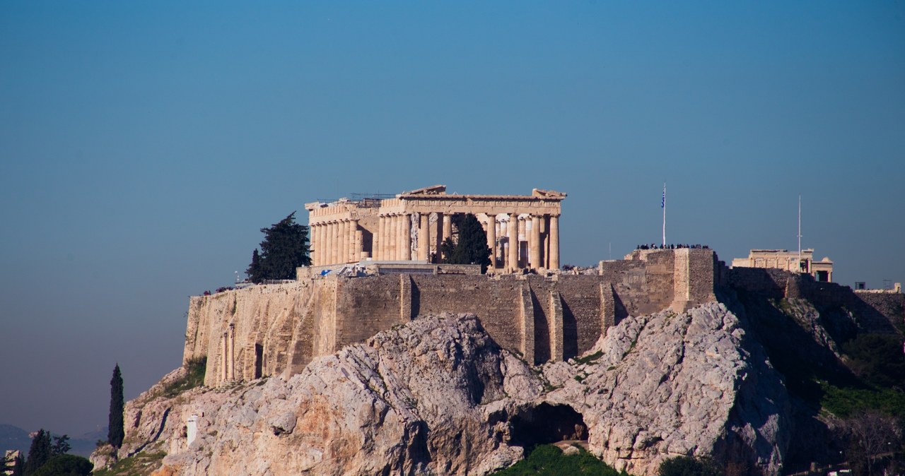 Coraz więcej krajów o ogromnym znaczeniu turystycznym zaczyna dostrzegać problem nadmiernej koncentracji ruchu turystycznego i mu przeciwdziałać. Jednym z nich jest Grecja, która zdecydowała się na pierwsze ograniczenia. 