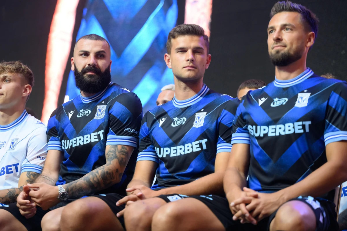 Raków Częstochowa, Legia Warszawa, Lech Poznań i Pogoń Szczecin to ekipy, które powinny walczyć o czołowe lokaty w nowym sezonie piłkarskiej ekstraklasy. Oczywiście nasza liga lubi pisać czasami nieoczywiste scenariusze, ale to właśnie te drużyny wydają się najbardziej stabilne i najmocniejsze.