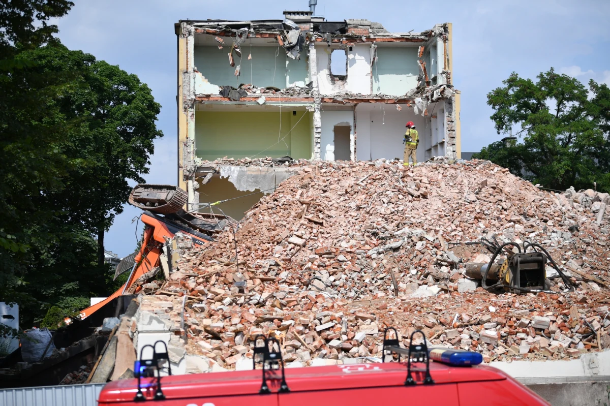 W centrum Kielc podczas rozbiórki budynku wywróciła się koparka. Operator maszyny nie przeżył wypadku. Informację o zdarzeniu dostaliśmy na Gorącą Linię RMF FM.