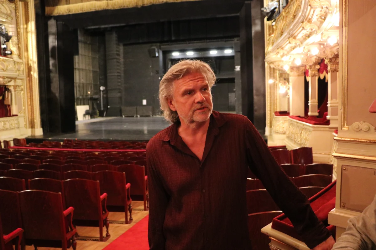 Mimo że kadencja dyrektora Teatru im. Juliusza Słowackiego w Krakowie upływa dopiero za rok, władze urzędu marszałkowskiego już ogłosiły konkurs na to stanowisko. Zdanie pracowników teatru chodzi o to, by jeszcze przed wyborami zdążyć wyznaczeniem osoby bliskiej obecnej władzy. "To zemsta za moją działalność" - nie ma wątpliwości Krzysztof Głuchowski.
