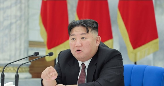 Korea Północna twierdzi, że Waszyngton i Seul "przekroczyły czerwoną linię". Rozmieszczenie amerykańskiego strategicznego okrętu podwodnego zdolnego do przenoszenia broni jądrowej w Korei Południowej może "spełniać warunki do użycia broni jądrowej" - podała północnokoreańska agencja informacyjna KCNA. 