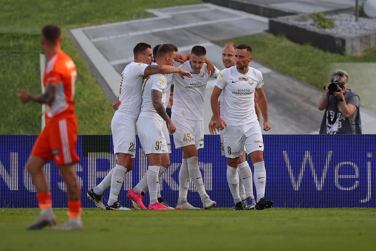 ŁKS, Ruch Chorzów i Puszcza Niepołomice. To trzy nowe drużyny w rozpoczynającej sezon piłkarskiej ekstraklasie. Historia każdego z nich w ostatnich latach wygląda inaczej. Jedno na pewno łączy teraz beniaminków: chęć pozostania w ekstraklasie na dłużej.