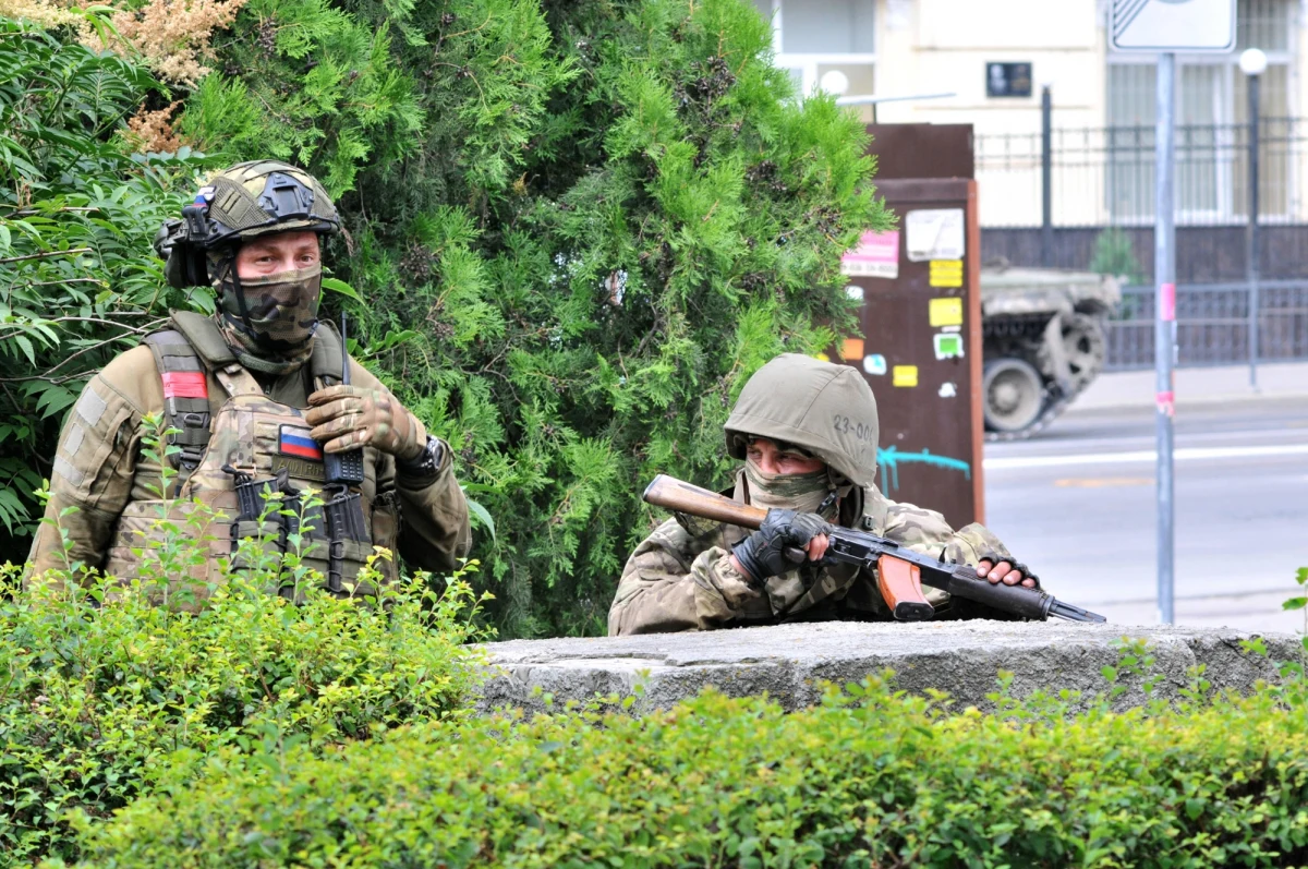 Ponad 20 tys. bojowników rosyjskiej Grupy Wagnera zginęło w Ukrainie, a około 40 tys. zostało rannych. W walkach przeciwko siłom ukraińskim wzięło udział 78 tys. najemników - podał portal Politico, powołując się na informacje opublikowane na kanale wagnerowców na Telegramie.