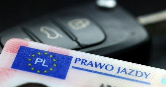 7 sierpnia w aplikacji mObywatel rusza tymczasowe prawo jazdy - przekazał minister cyfryzacji Janusz Cieszyński.