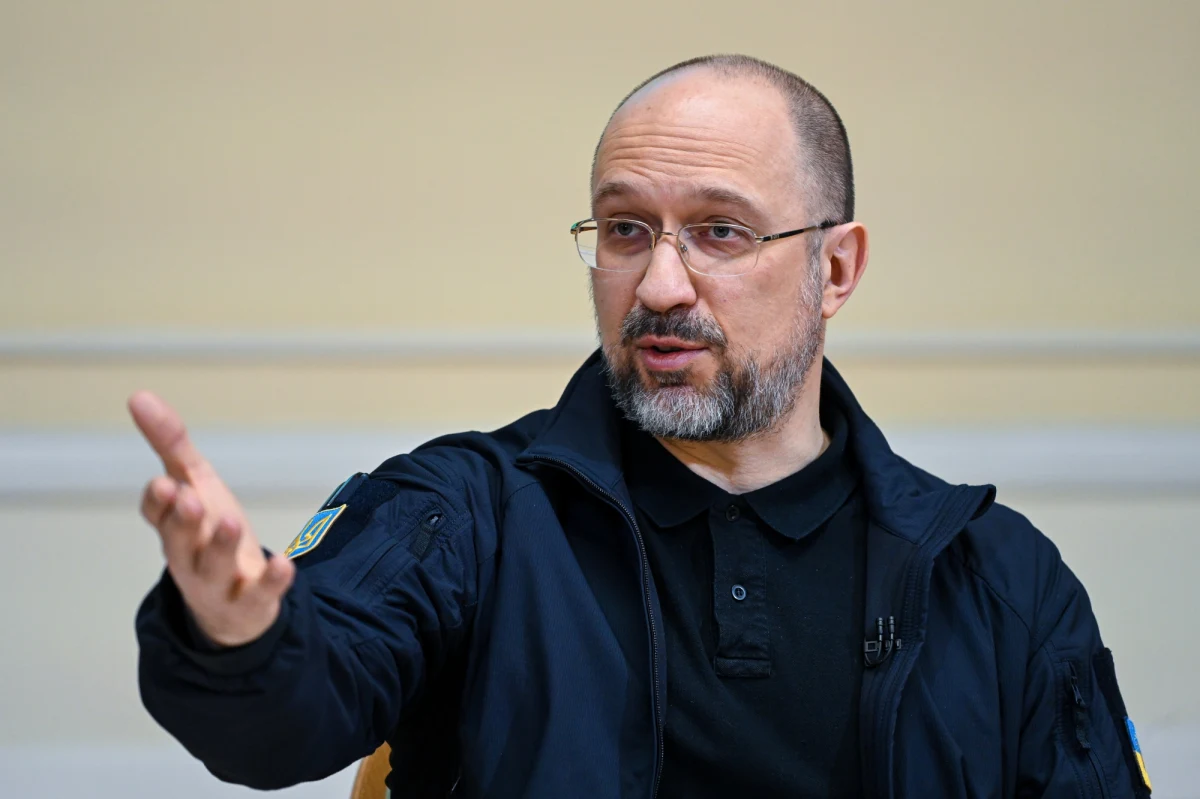 "Rosja zerwała zbożową inicjatywę, niszcząc infrastrukturę naszych portów czarnomorskich i po raz kolejny wywołując globalny kryzys żywnościowy. W tym krytycznym okresie Polska zamierza kontynuować blokadę eksportu zboża ukraińskiego do UE. Jest to nieprzyjazny i populistyczny krok, który będzie miał poważny wpływ na globalne bezpieczeństwo żywnościowe i gospodarkę Ukrainy" - ocenił na Twitterze szef rządu Ukrainy Denis Szmyhal. Premier Mateusz Morawiecki stwierdził w odpowiedzi, że Szymhal "nie do końca we właściwy sposób" odczytuje intencje polskiego rządu. Z kolei wiceminister spraw zagranicznych Paweł Jabłoński zauważył, że tweet ukraińskiego polityka to "niezbyt rozsądna wypowiedź". 