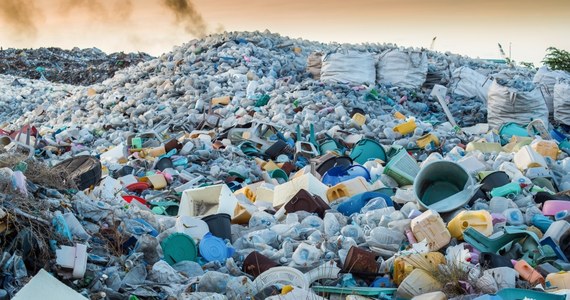745 100 ton - tyle odpadów z tworzyw sztucznych wywiozły Niemcy za granicę w całym 2022 roku. Takie dane podał Federalny Urząd Statystyczny. Oznacza to, że Niemcy zajmują niechlubne, pierwsze miejsce w eksporcie odpadów w UE. Niemieckie śmieci trafiają też do Polski. Minister Jacek Ozdoba zapowiedział złożenie skargi do TSUE, która będzie dotyczyć uchylania się Niemiec od uprzątnięcia 35 tys. ton odpadów, które trafiły do naszego kraju.