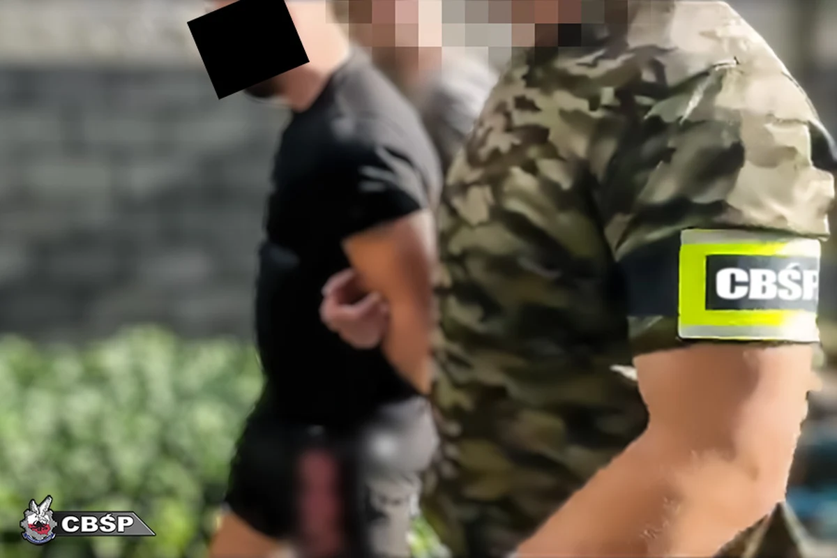 ​Warszawski gang narkotykowy, kierowany przez Marcina K. ps. Ojciec, rozbili policjanci CBŚP. W sprawie podejrzanych jest 12 osób. Wśród nich są osoby wywodzące się z praskiego półświatka przestępczego powiązanego z pseudokibicami Legii Warszawa. Według ustaleń śledczych grupa mogła wprowadzić do obrotu ponad 100 kilogramów narkotyków.