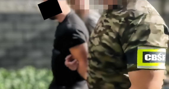 ​Warszawski gang narkotykowy, kierowany przez Marcina K. ps. Ojciec, rozbili policjanci CBŚP. W sprawie podejrzanych jest 12 osób. Wśród nich są osoby wywodzące się z praskiego półświatka przestępczego powiązanego z pseudokibicami Legii Warszawa. Według ustaleń śledczych grupa mogła wprowadzić do obrotu ponad 100 kilogramów narkotyków.