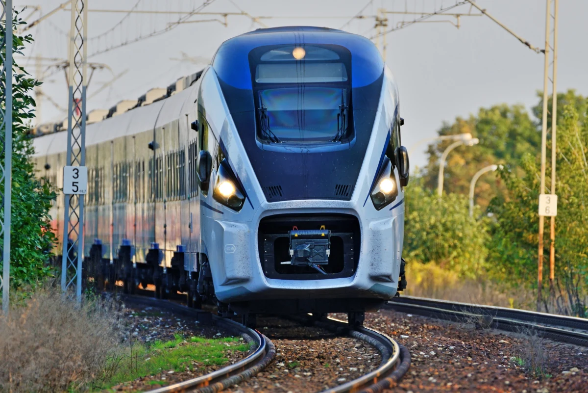 PKP nie planuje dużych zmian zasad organizacji pracy i ruchu pociągów, mimo szeregu nieprawidłowości, jakie wykazał Urząd Transportu Kolejowego - dowiedział się reporter RMF FM, Michał Dobrołowicz. Powodem tej kontroli Urzędu był wiosenny chaos na kolei. Tylko w marcu pociągi na remontowanym Warszawskim Węźle Kolejowym co najmniej cztery razy były przekierowane na złe tory. To wywoływało utrudnienia i opóźnienia.