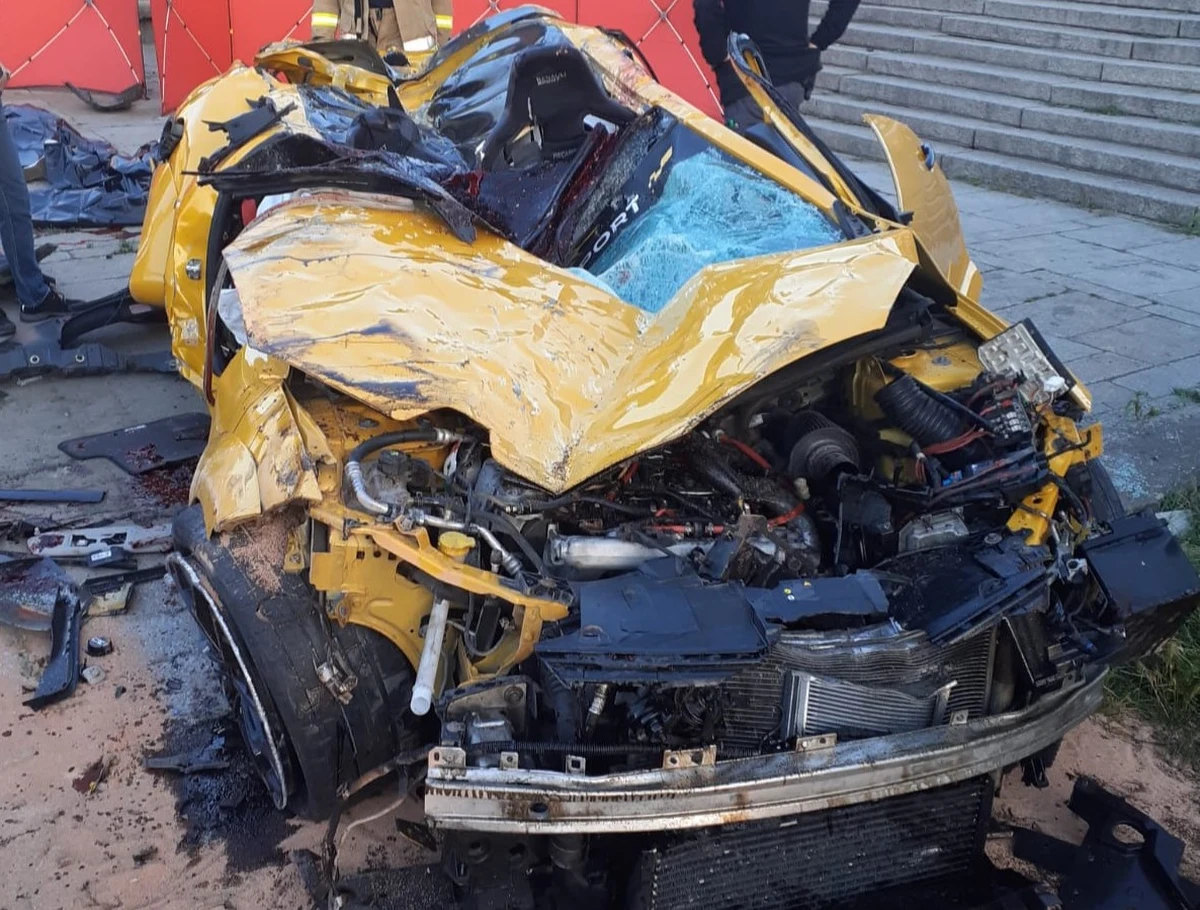 Wstępne wyniki badań toksykologicznych potwierdzają, że Patryk P. miał we krwi 2,3 promila alkoholu - poinformowała krakowska prokuratura. To on prowadził samochód, który w sobotę rozbił się przy moście Dębnickim w Krakowie. W tragicznym wypadku zginęły cztery osoby: kierowca oraz trzech pasażerów.