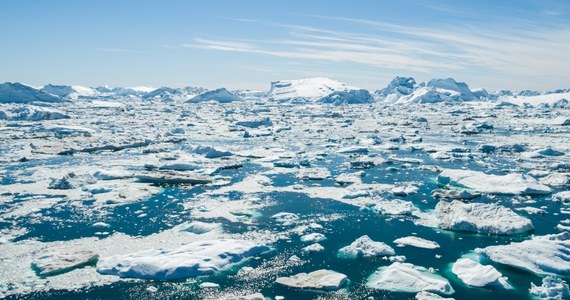 Po zbadaniu grenlandzkiego rdzenia lodowego wydobytego przed półwieczem naukowcy doszli do wniosku, że może grozić nam "nieodwracalne szybkie topnienie" i znaczący wzrost poziomu mórz. O badaniu, opublikowanym w magazynie "Science", poinformował w piątek portal stacji CNN.