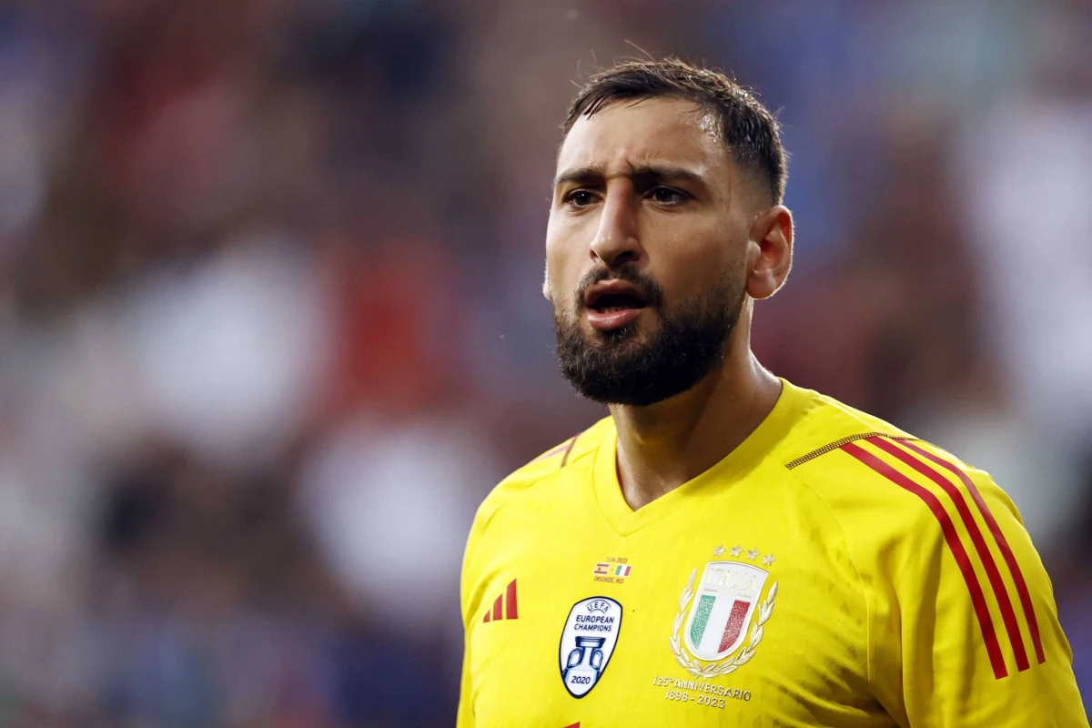 Piłkarz PSG Gianluigi Donnarumma został napadnięty w swoim domu w Paryżu. Rabusie związali go oraz jego partnerkę i ukradli pokaźną sumę pieniędzy. 