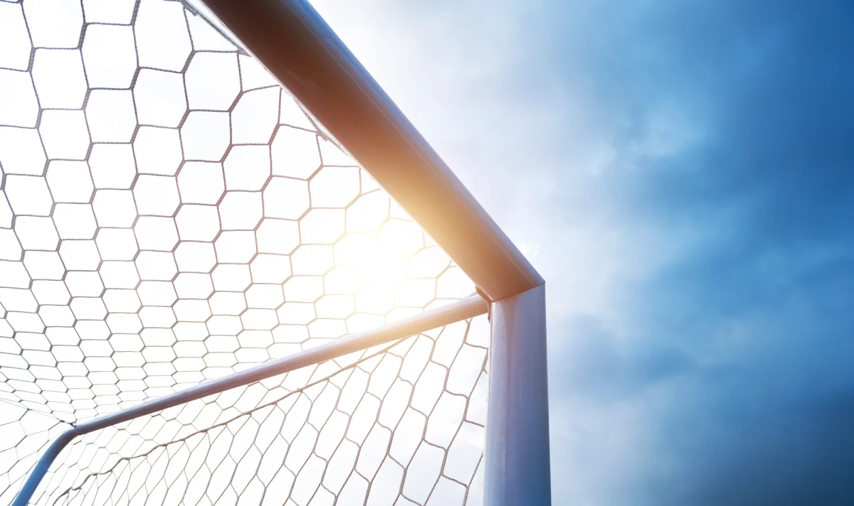 Do nietypowej sytuacji doszło w meczu drugiej rundy eliminacji Ligi Konferencji między FC Glentoran a Gzira United. Gdy po rzucie karnym bramkarz maltańskiego zespołu świętował obronę strzału, wybita piłka odbiła się od ziemi, a później za jego plecami i wpadła do bramki. 