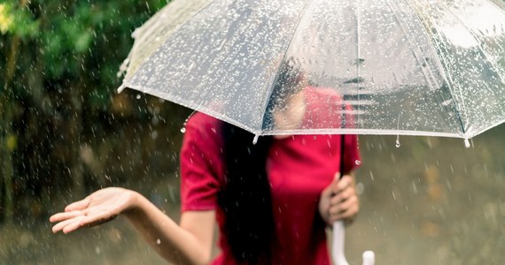 W nadchodzący weekend czeka nas bardzo zróżnicowana pogoda. Na północy możemy spodziewać się deszczu i dosyć niskiej temperatury, natomiast na południu będzie znacznie cieplej. Miejscami również mogą pojawić się burze.