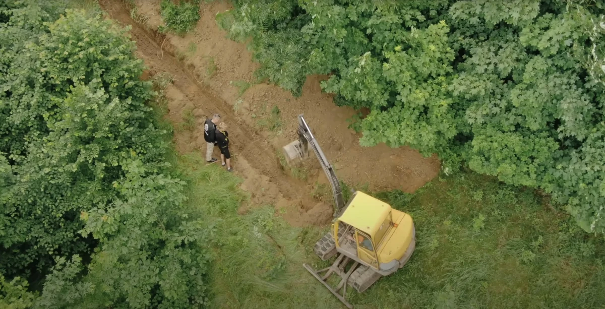 Grupa poszukiwaczy, która na początku lipca przy ul. Wiejskiej w Kamiennej Górze rozpoczęła poszukiwania hipotetycznego tunelu z okresu II wojny światowej, dokopała się do miejsca wskazanego przez naukowców Akademii Górniczo-Hutniczej w Krakowie. Wszystko wskazuje na to, że przyczyną anomalii mikrograwitacyjnej - którą wykazały precyzyjne urządzenia specjalistów - była inna struktura skały. Tym samym grupa poszukiwaczy obaliła legendę o nieznanym tunelu z okresu II wojny światowej.