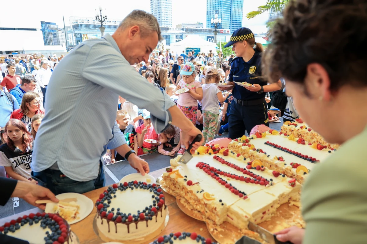 Tort urodzinowy na Placu Defilad, wata cukrowa na 30. piętrze, animacje, konkursy, gry i zabawy dla dzieci to tylko niektóre z atrakcji, jakie przygotował Pałac Kultury i Nauki w Warszawie na swoje 68. urodziny.