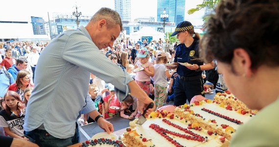 Tort urodzinowy na Placu Defilad, wata cukrowa na 30. piętrze, animacje, konkursy, gry i zabawy dla dzieci to tylko niektóre z atrakcji, jakie przygotował Pałac Kultury i Nauki w Warszawie na swoje 68. urodziny.