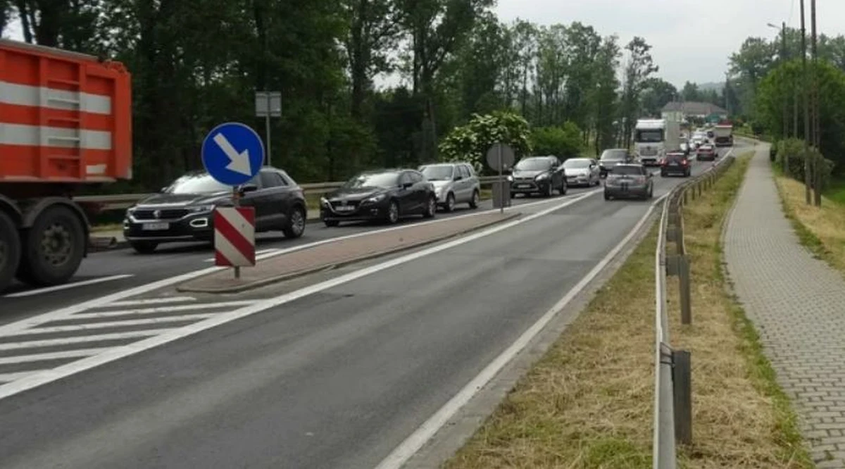 Przedstawiciele GDDKiA podpisali umowę z wykonawcą obwodnicy Zabierzowa. Ma mieć ponad 10 km długości, w tym około 300-metrowy tunel. To jedna z najbardziej wyczekiwanych inwestycji w regionie. Mieszkańcy tej podkrakowskiej miejscowości w czerwcu pikietowali, domagając się jej przyśpieszenia.