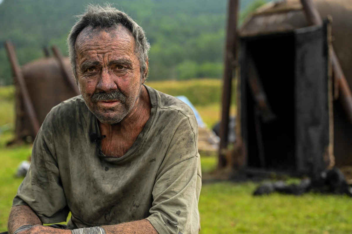 Pracuje bez światła i wody. Kiedy zaczynał, dostawał pochodnie jako element wyposażenia. Węglarz to wymierający zawód - teraz jednak możemy zobaczyć jak pracuje w otwartym Ekomuzeum Wypału Węgla Drzewnego w Radoszycach.