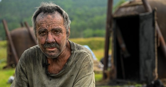 Pracuje bez światła i wody. Kiedy zaczynał, dostawał pochodnie jako element wyposażenia. Węglarz to wymierający zawód - teraz jednak możemy zobaczyć jak pracuje w otwartym Ekomuzeum Wypału Węgla Drzewnego w Radoszycach.