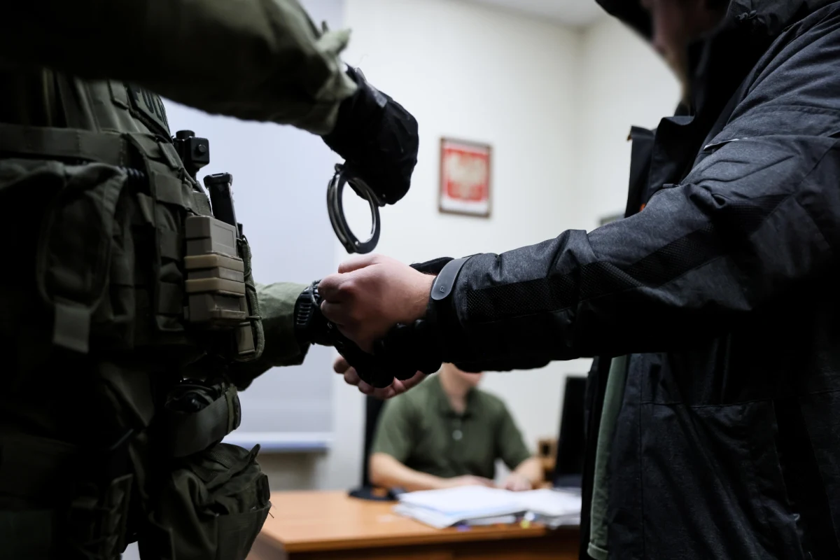 ​Działali na terenie całego kraju, zajmowali się sprzedażą oleju technicznego jako napędowego, nie płacili należnego podatku. Zorganizowana grupa przestępcza została rozbita. Skarb państwa stracił blisko 500 mln zł. Zatrzymanych zostało siedem osób, w tym dwóch podejrzanych o kierowanie gangiem.