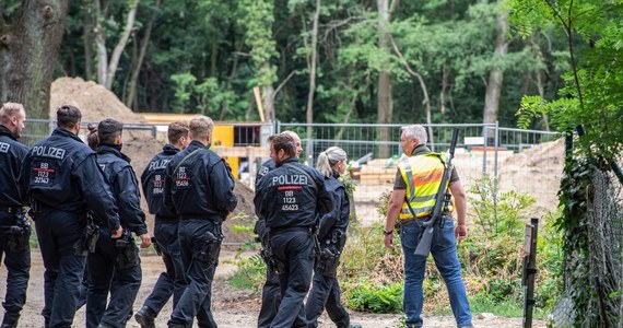 Przez dwa dni kilkuset funkcjonariuszy policji oraz myśliwi tropili na przedmieściach Berlina lwicę, która miała wymknąć się na wolność. Teraz burmistrz miasteczka Kleinmachnow twierdzi, powołując się na opinie ekspertów, że domniemana lwica jest w rzeczywistości… dzikiem. Wiceszef związku policjantów już nazwał polowanie na lwicę „najdroższym safari, jakim przeprowadzono w niemieckich lasach”.