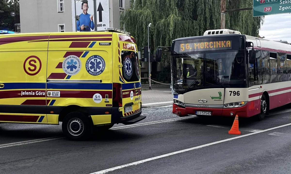 W Jeleniej Górze doszło do zderzenia samochodu osobowego z autobusem, w efekcie czego osobówka zjechała na chodnik i wjechała w czteroosobową rodzinę. Trzy osoby zabrano do szpitala.